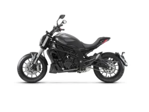 Benelli 502C en color negro, vista lateral destacando su diseño cruiser moderno y elegante.