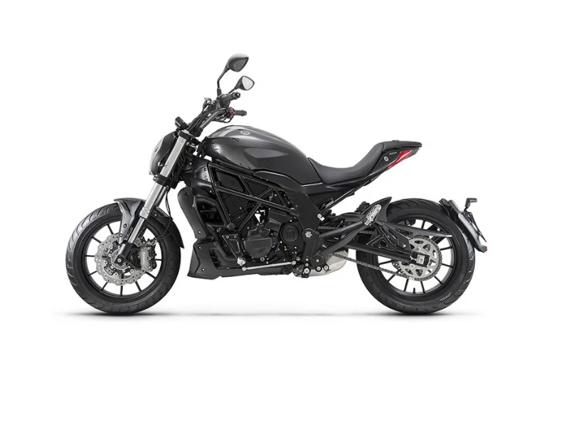 Benelli 502C en color negro, vista lateral destacando su diseño cruiser moderno y elegante.