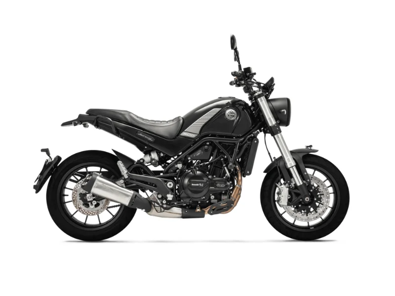 Benelli Leoncino 500 en color negro, vista lateral mostrando su diseño elegante y detalles modernos.