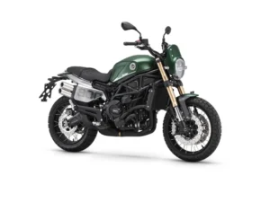 Benelli Leoncino 800 Trail vista desde un ángulo frontal, en colores negro y verde, mostrando su diseño robusto y aventurero.