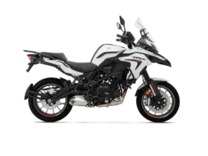 Benelli TRK 502 en colores negro y blanco, vista lateral destacando su diseño robusto y preparado para todo tipo de terreno.