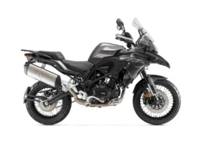 Benelli TRK 502X en color negro, vista lateral destacando su diseño robusto y preparado para todo terreno.