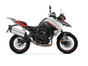 Benelli TRK 702X en colores negro y blanco, vista lateral destacando su diseño robusto y preparado para todo terreno.