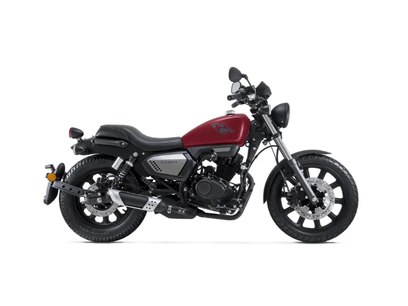 Keeway K-Light 125 en colores negro y rojo, vista lateral mostrando su diseño clásico y elegante.